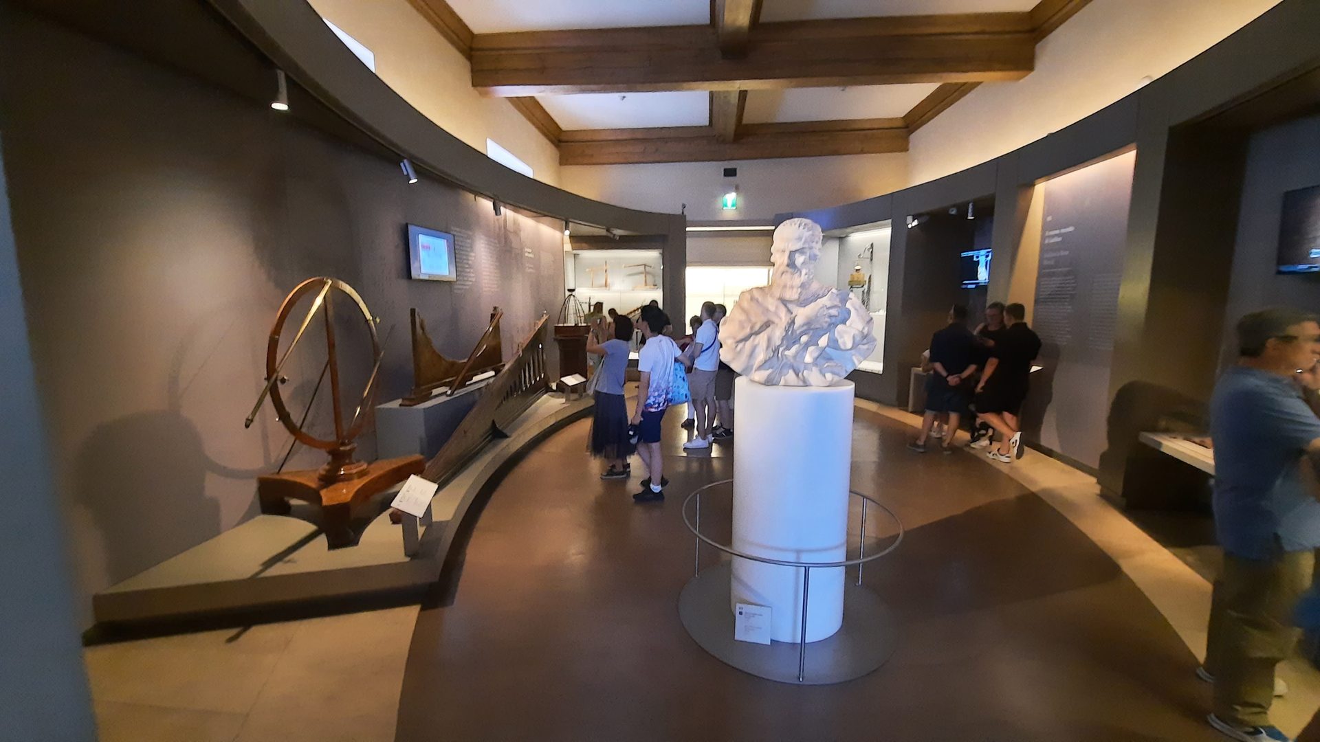Galileo Galilei's bust - 06.jpg